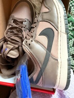 Nike Dunk Low (New in box) Men’s US Size 7 Women’s US size 8.5